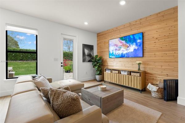Oak Tree, 2137 Appleton Cir N, Oakland Park, Florida 33309, image 1