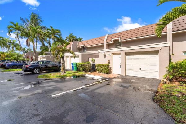 Fairway Townhouses, 19828 Bobolink Dr, Country Club, Florida 33015, image 3