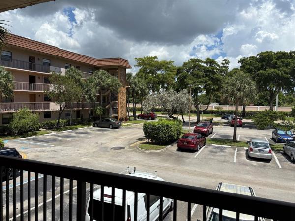 Lakes Of Carriage Hills, 4940 E Sabal Palm Blvd #205, Tamarac, Florida 33319, image 2
