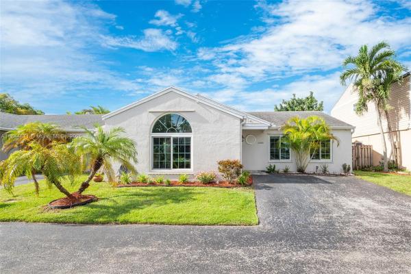 Villas Of Deerwood, 12680 SW 144th Ter, Three Lakes, Florida 33186, image 2