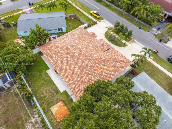 Fairfax Brolliar, 2011 SW 36th Ave, Fort Lauderdale, Florida 33312, image 2