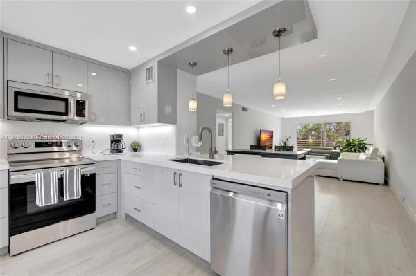 Lucaya Village, 2101 Lucaya Bnd #E3, Coconut Creek, Florida 33066, image 1