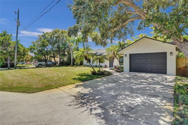 Floral Park Lantana, 2749 Park Dr, Lake Worth, Florida 33462, image 2