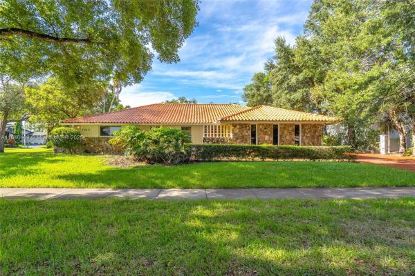 Loch Lomond, 7210 W Troon Cir, Miami Lakes, Florida 33014, image 3