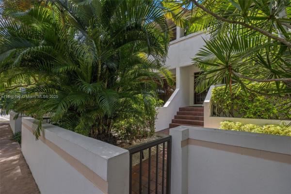 Biltmore Court Villas, 2600 Cardena St #2, Coral Gables, Florida 33134, image 3
