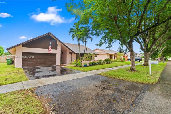 Woodbridge At Pembroke Lakes, 2401 NW 101st Ter, Pembroke Pines, Florida 33026, image 3