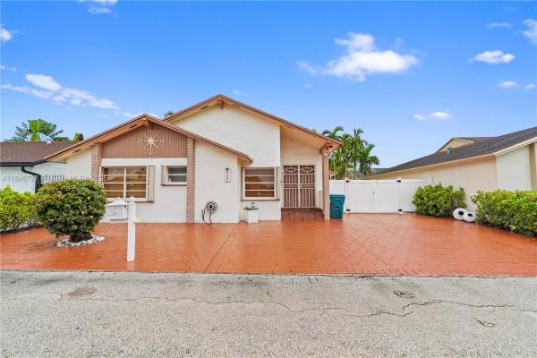 Les Chalets, 9737 SW 7th St, Fountainebleau, Florida 33174, image 2