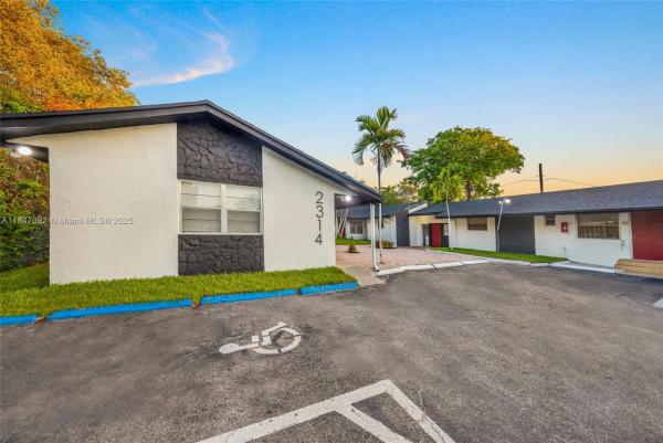 Hollywood Little Ranches, 2314 Polk St, Hollywood, Florida 33020, image 2