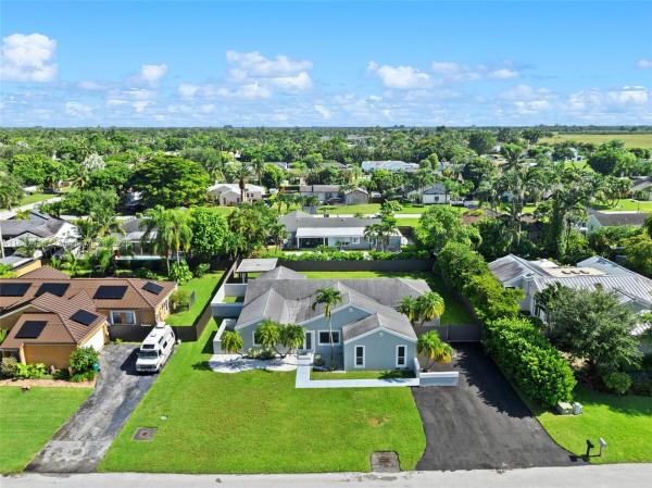 Weitzer Shauna Meadows, 15530 SW 152nd Ter, Richmond West, Florida 33187, image 2