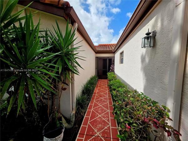 Huntington Pointe, 6220 Kings Gate Cir, Delray Beach, Florida 33484, image 1