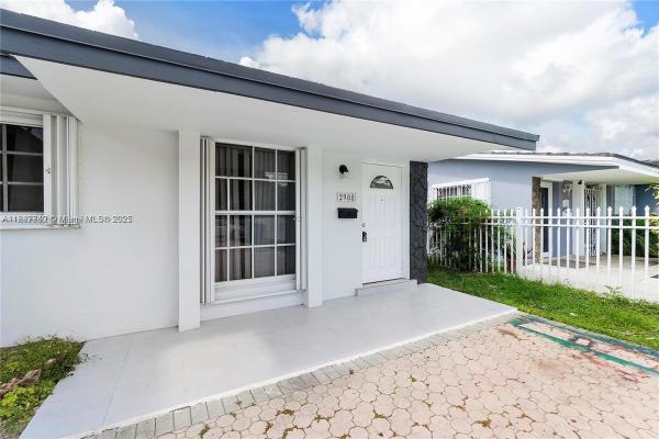 Debbie, 2906 NW 13th St #2908, Miami, Florida 33125, image 1