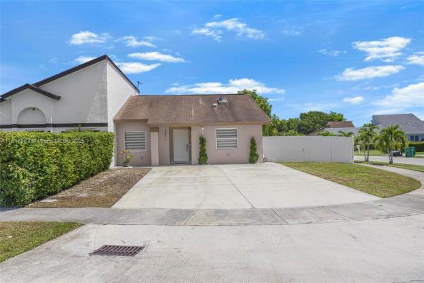 Westwind Lakes Twin Villas, 15464 SW 68th Ln, Kendall West, Florida 33193, image 2
