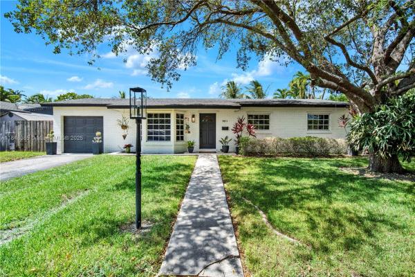 Bel Aire, 9811 SW 195th St, Cutler Bay, Florida 33157, image 3