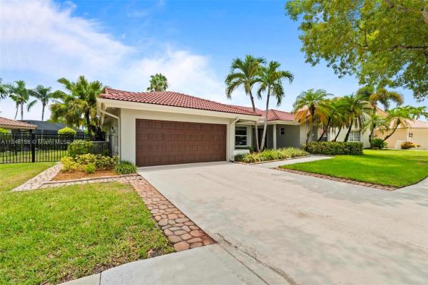 Executive 1 At Country Isles, 1720 Lakeshore Dr, Weston, Florida 33326, image 1