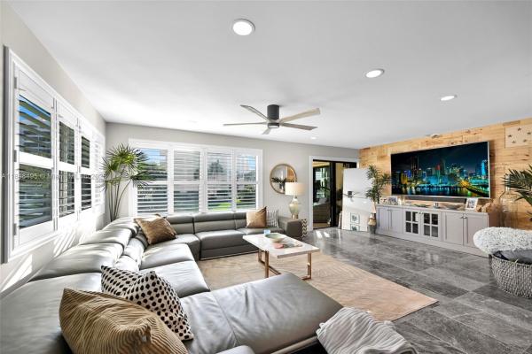 Everglades, 372 Golfview Rd #201, North Palm Beach, Florida 33408, image 1