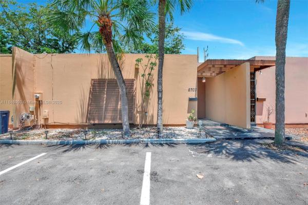 Loch Lomond East, 6703 Kingsmoor Way, Miami Lakes, Florida 33014, image 1