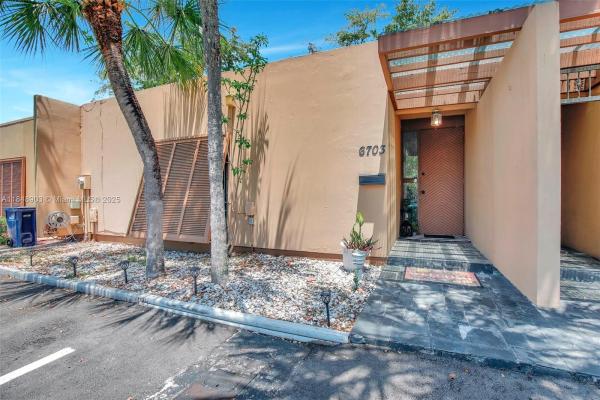 Loch Lomond East, 6703 Kingsmoor Way, Miami Lakes, Florida 33014, image 2