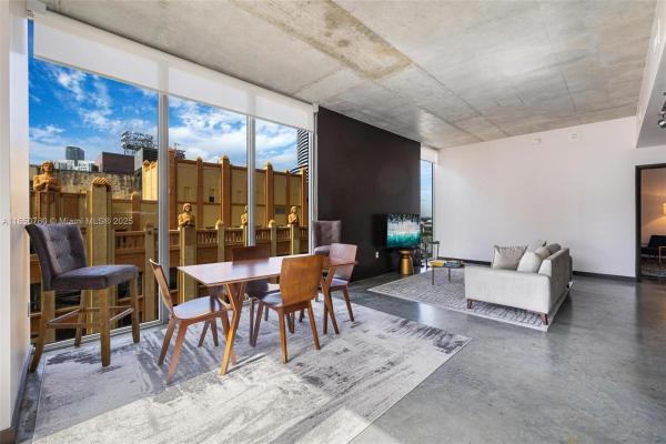 Centro, 151 SE 1 St 401, Miami, Florida 33131, image 1