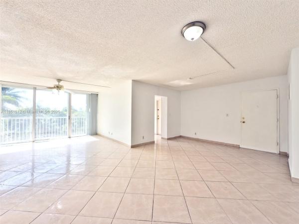 942 NE 199 St 3b, Unincorporated Dade County, Florida 33179, image 1