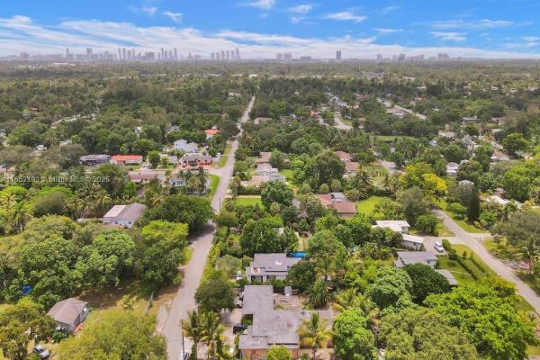 Biscayne Gardens, 70 NE 152nd St, Golden Glades, Florida 33162, image 2