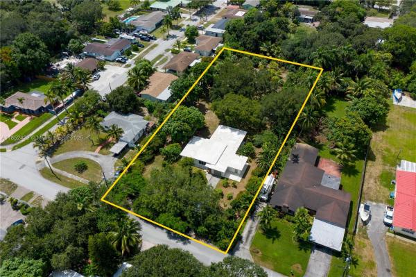 Biscayne Gardens, 1074 NW 153rd St, Golden Glades, Florida 33169, image 3