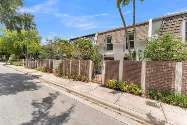 Cherry Grove Townhouses West, 9761 SW 92nd Ter, Kendall, Florida 33176, image 3