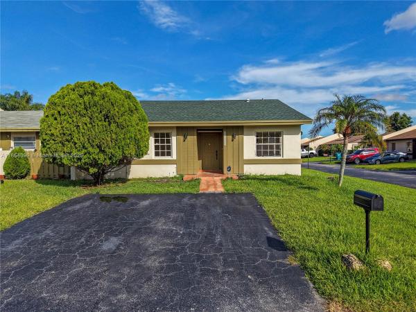 12031 SW 110th St Cir E, Unincorporated Dade County, Florida 33186, image 1