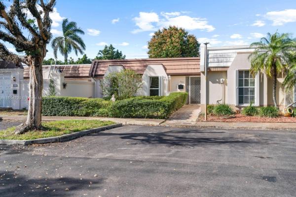 Miami Lakes Golf Course Village, 7417 Twin Sabal Dr, Miami Lakes, Florida 33014, image 1