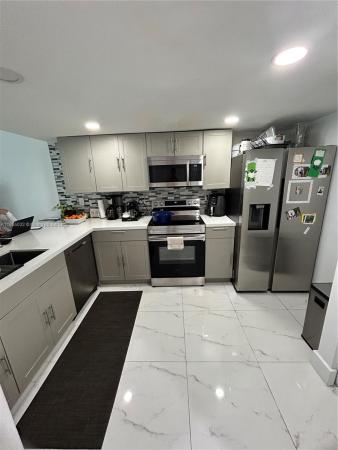 Oakview, Fountainebleau, Florida 33172, image 3