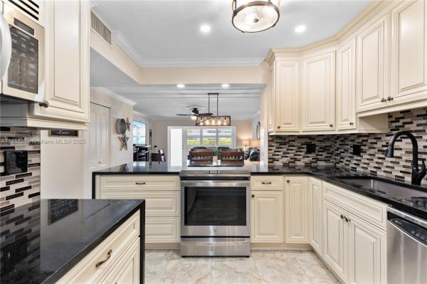 Gulfstream Garden, 329 SE 3rd St #105T, Hallandale Beach, Florida 33009, image 2