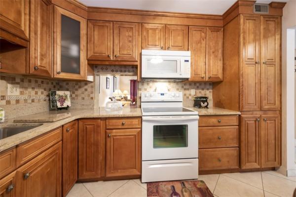Lakes Of Carriage Hills, 4965 E Sabal Palm Blvd #303, Tamarac, Florida 33319, image 2