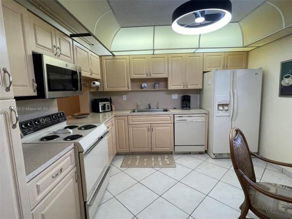 Lakes Of Carriage Hills, 4975 E Sabal Palm Blvd #208, Tamarac, Florida 33319, image 1