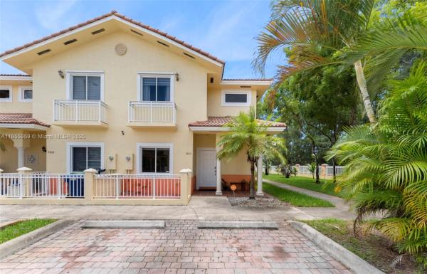 7423 NW 182nd St, Hialeah, Florida 33015, image 1