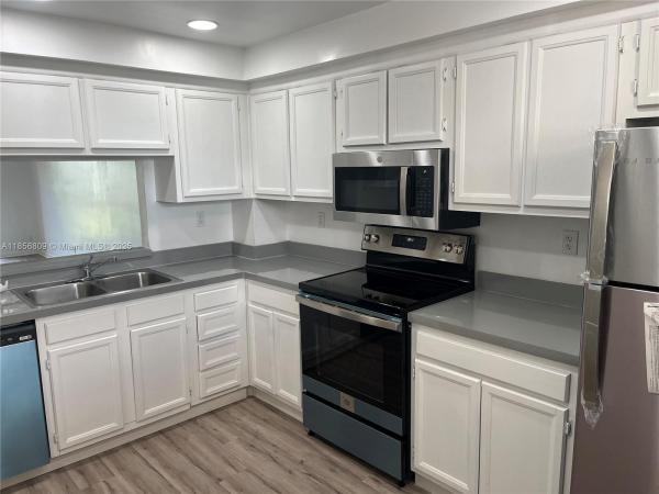 Sherwood Square, 8735 Ramblewood Dr #413, Coral Springs, Florida 33071, image 1