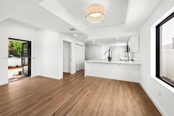 Rhodes, 3000 Blaine St, Miami, Florida 33133, image 2