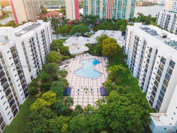 Plaza Of The Americas, 16919 N Bay Rd 206, Sunny Isles Beach, Florida 33160, image 1