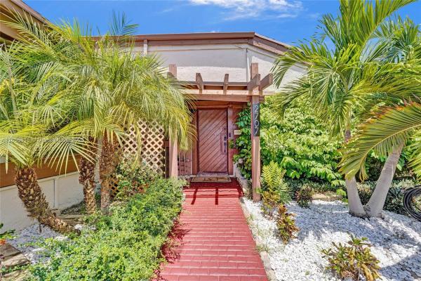 Harbourwood Villas, 2707 S Parkview Dr, Hallandale Beach, Florida 33009, image 1