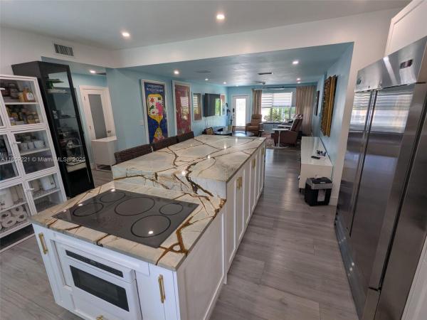 Tropical Manors, 524 NE 27th Dr, Wilton Manors, Florida 33334, image 2