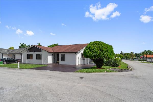 Les Chalets, 9837 SW 7th St, Fountainebleau, Florida 33174, image 2