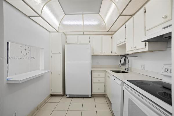 Coronado Tower 1, 20335 W Country Club Dr #901, Aventura, Florida 33180, image 2