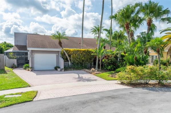 Bonaventure Lakes, 16796 Royal Poinciana Dr, Weston, Florida 33326, image 1