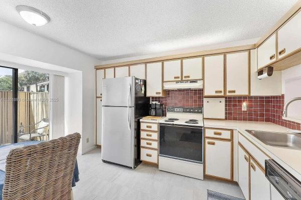 Baywood Village 3, 4575 S Carambola Cir S #27206, Coconut Creek, Florida 33066, image 2