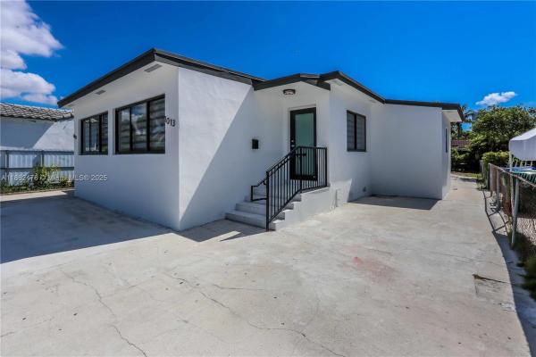 Pearsons, 1013 SW 9th Ave #1, Miami, Florida 33130, image 1