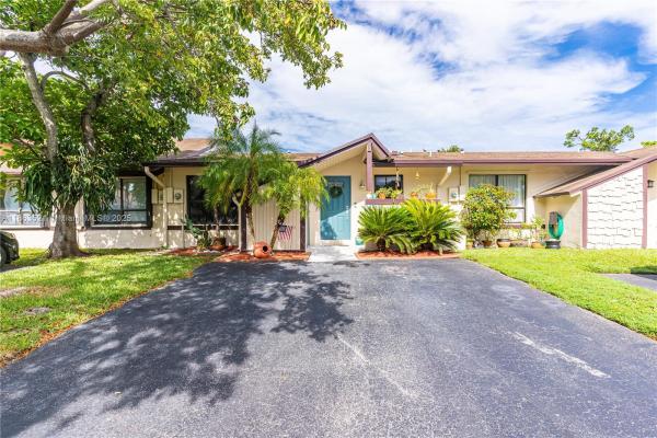 Heftler Townhouses, 11253 SW 116th Ln, Kendall, Florida 33176, image 3