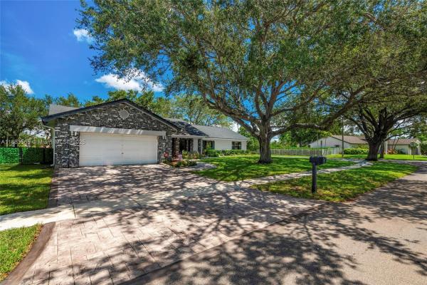 Pasadena Estates, 20341 NW 8th St, Pembroke Pines, Florida 33029, image 2