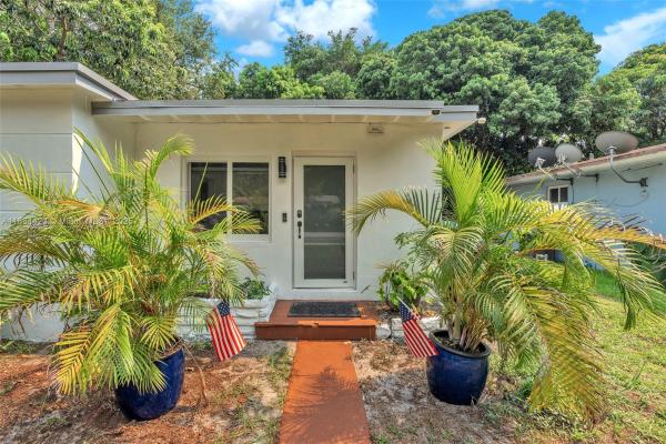 Irons Manor, 886 NE 134th St, North Miami, Florida 33161, image 1
