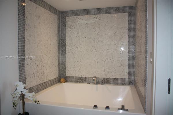Epic Hotel & Residences, 200 Biscayne Boulevard Way #4413, Miami, Florida 33131, image 1