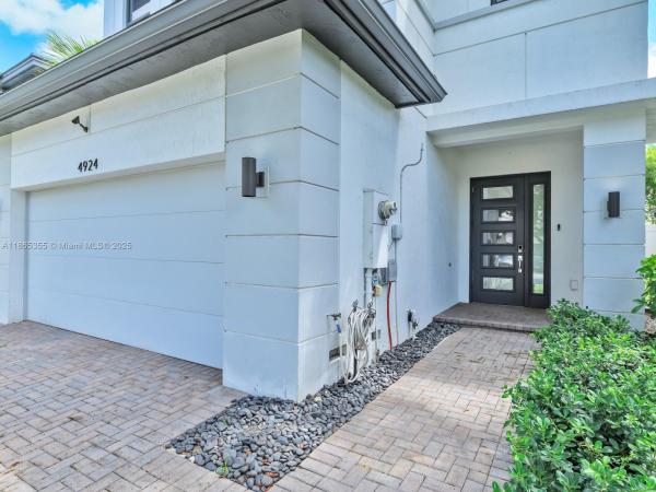 Whispering Oaks, 4924 Whispering Way, Dania Beach, Florida 33312, image 2