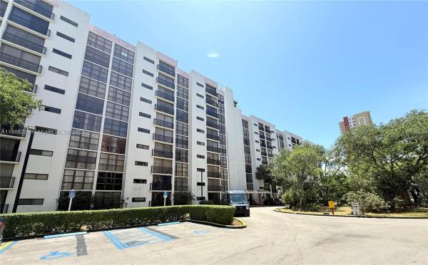Plaza Of The Americas, 16909 N Bay Rd 116, Sunny Isles Beach, Florida 33160, image 1