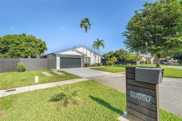 Country Lake Manors, 20050 NW 62nd Ave, Hialeah, Florida 33015, image 2